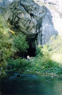 Вход в Капову пещеру
      (29.8КБ)
