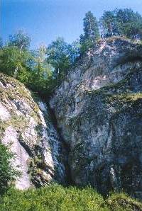Скалы вокруг Каповой пещеры
	(33.8КБ)