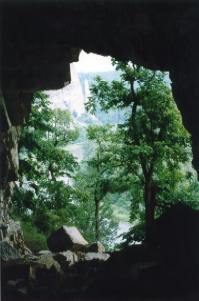 Вид на Муйнак-Таш из пещеры Театральная
		(27.8КБ)