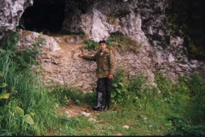 Небольшая пещера в камне Большое Бревно